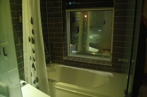Shower, free toiletries, hair dryer, bathrobes - 64 Inn Hotel (Ulsan)