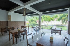 Outdoor dining - Bumi Aditya Hotel (Senggigi)