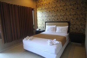 Desk, soundproofing, free WiFi - Bumi Aditya Hotel (Senggigi)