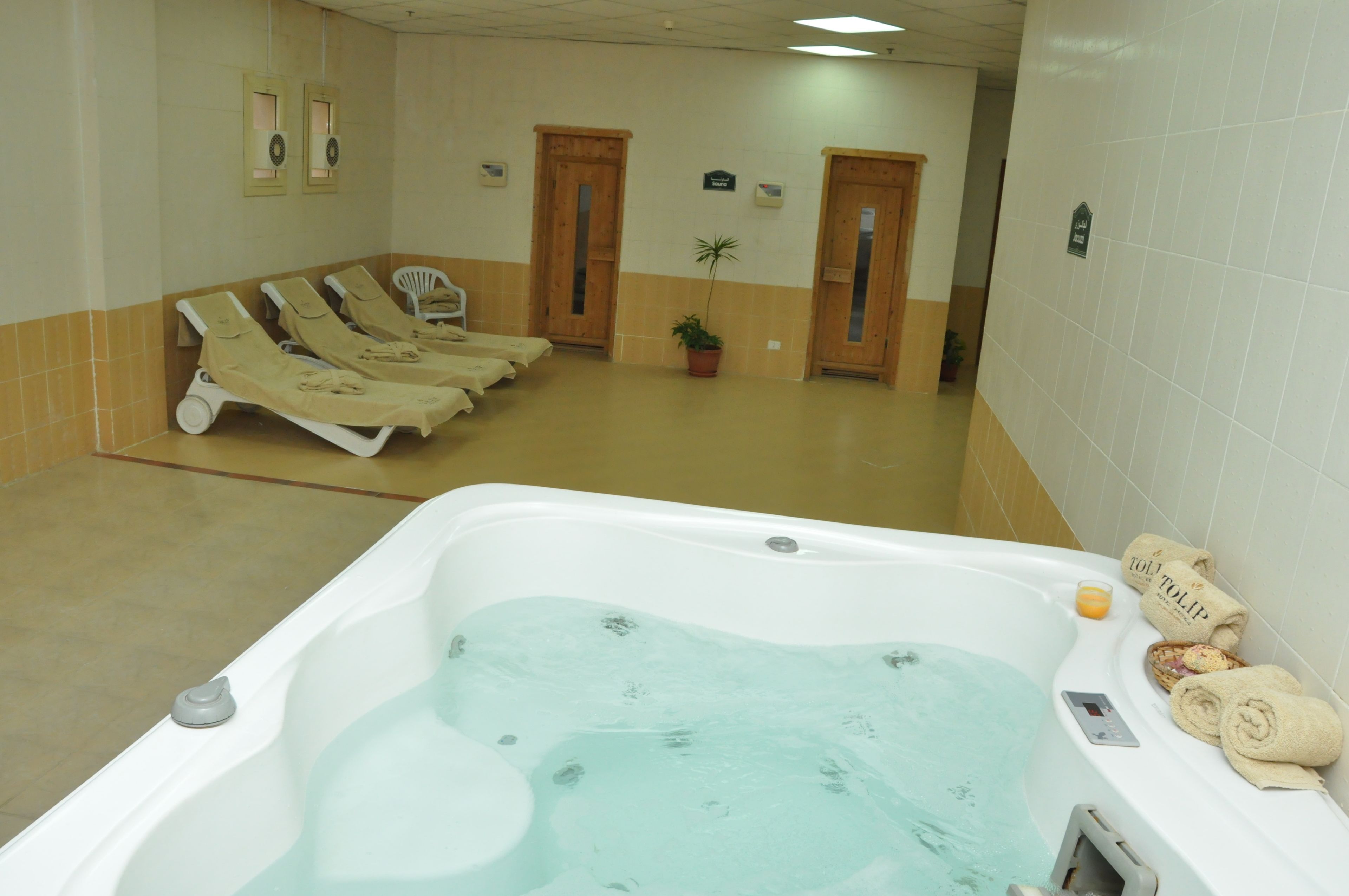 Sauna, tina de hidromasaje, tratamientos corporales y hidroterapia 