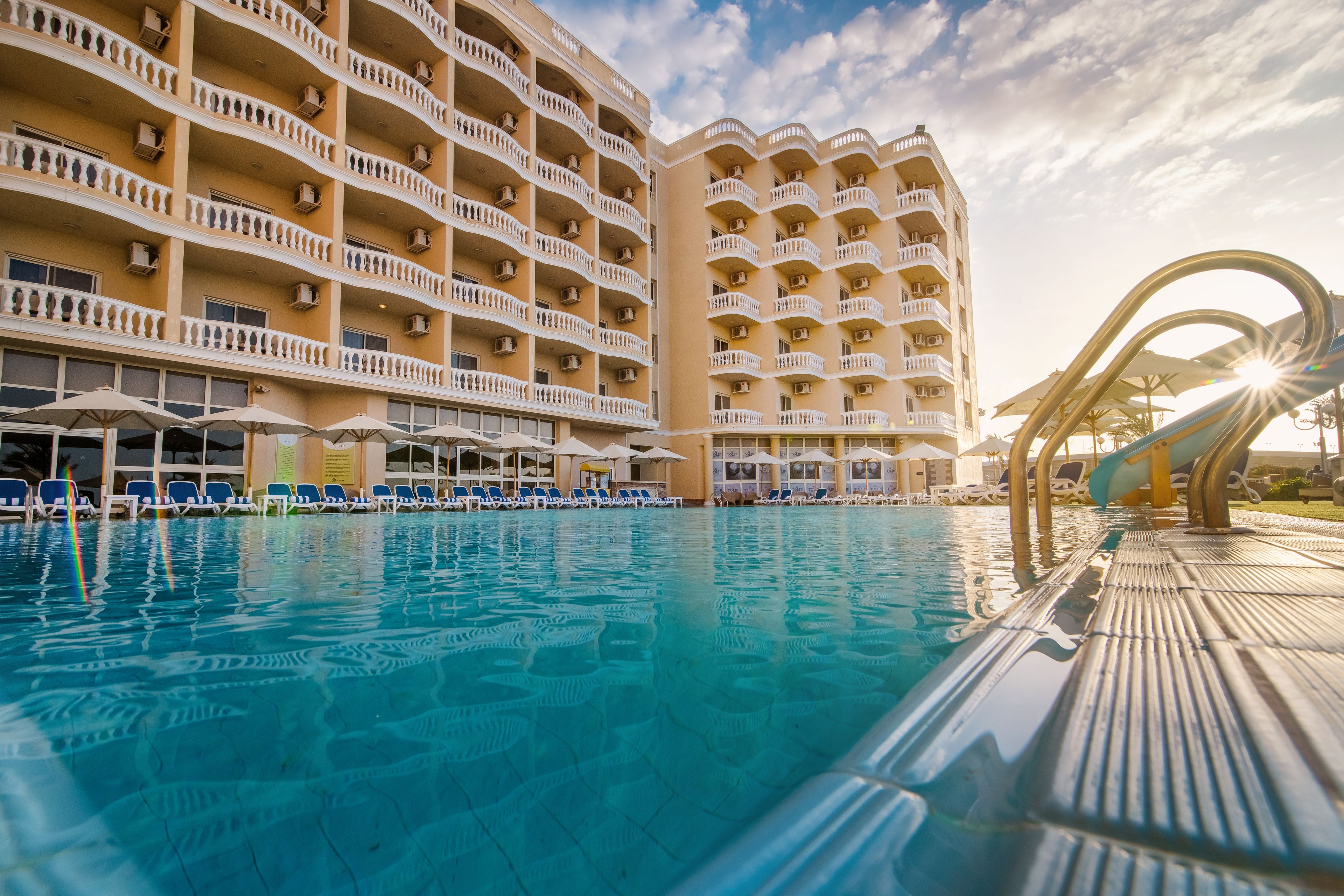 Piscina externa, guarda-sóis, espreguiçadeiras
