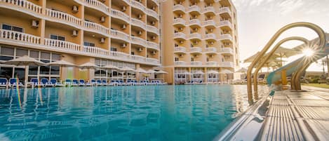 Outdoor pool, pool umbrellas, sun loungers