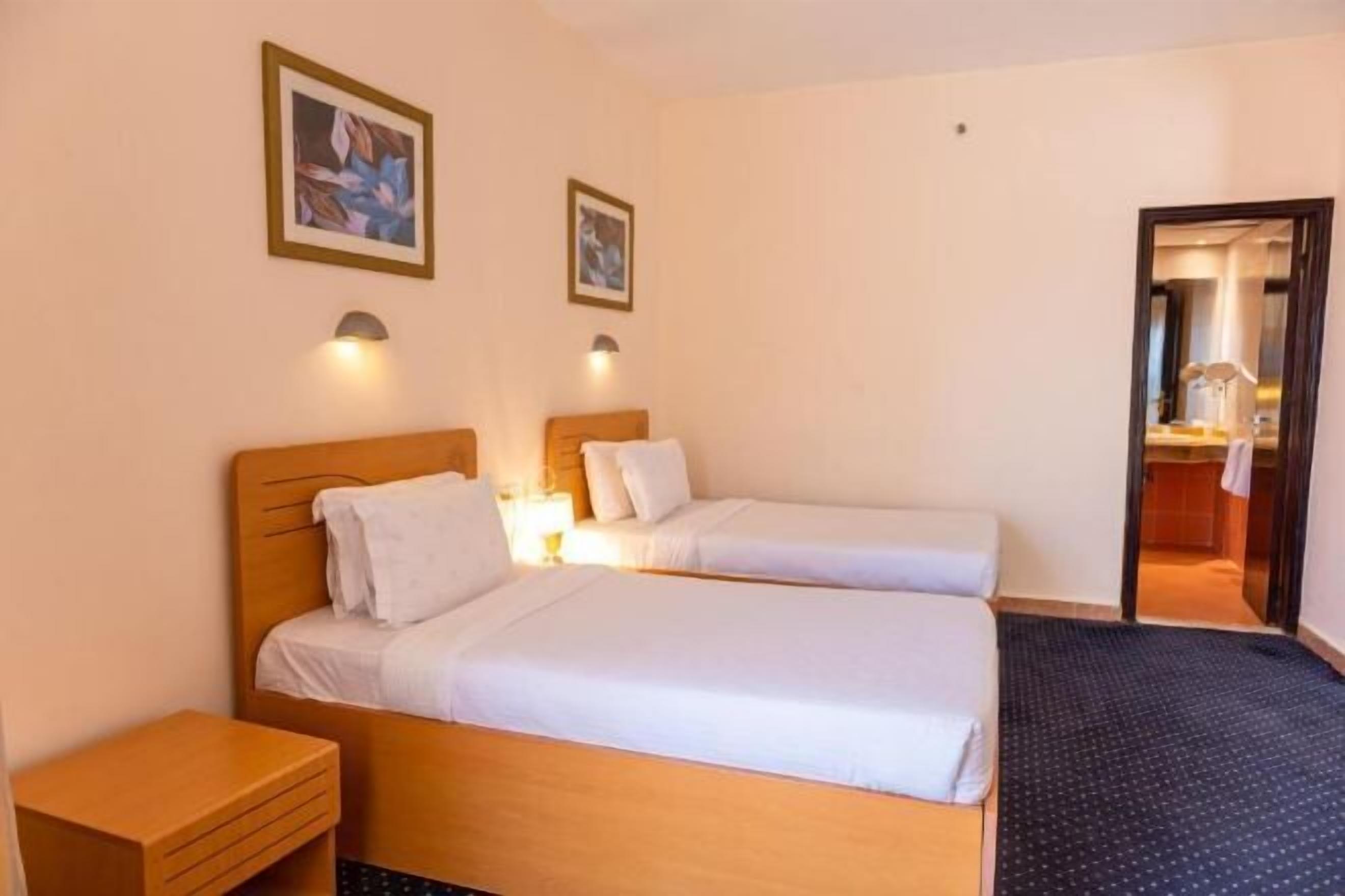 ミニバー、セーフティボックス (室内)、客室ごとに異なる装飾、客室ごとに異なるインテリア