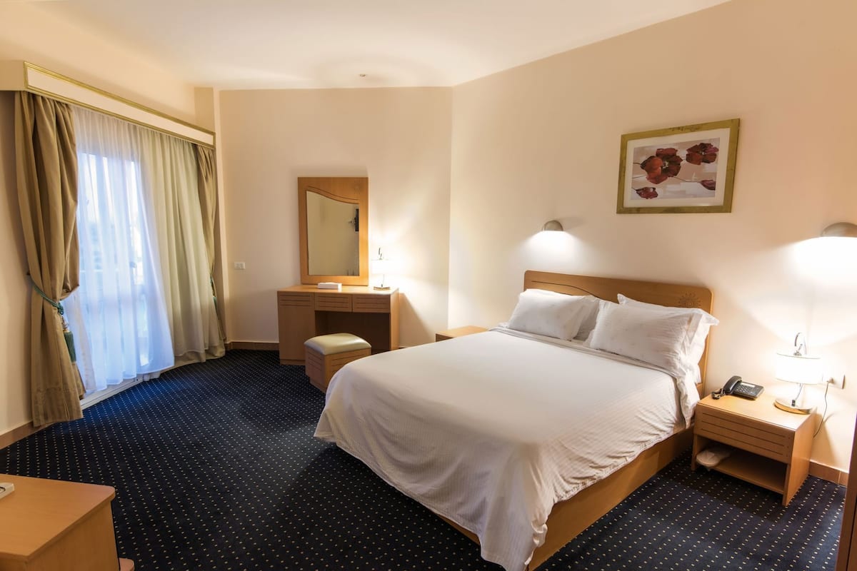 Minibar, in-room safe, individually decorated, individually furnished