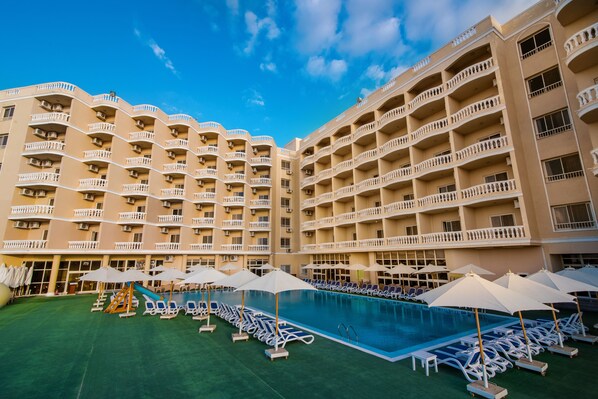 Outdoor pool, pool umbrellas, pool loungers - Tolip Family Club Borg El Arab (Al-'Amriyah)