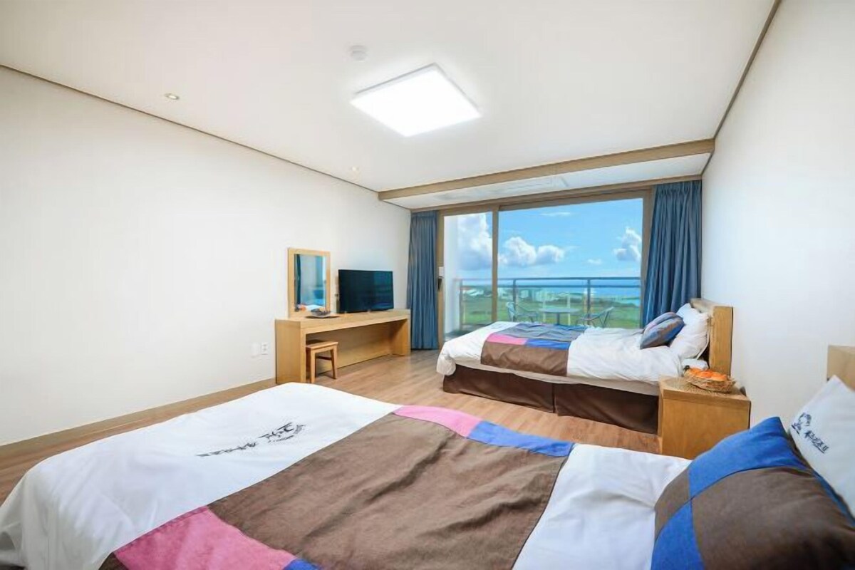 Peralatan tempat tidur premium, meja, ruang kerja komputer riba 