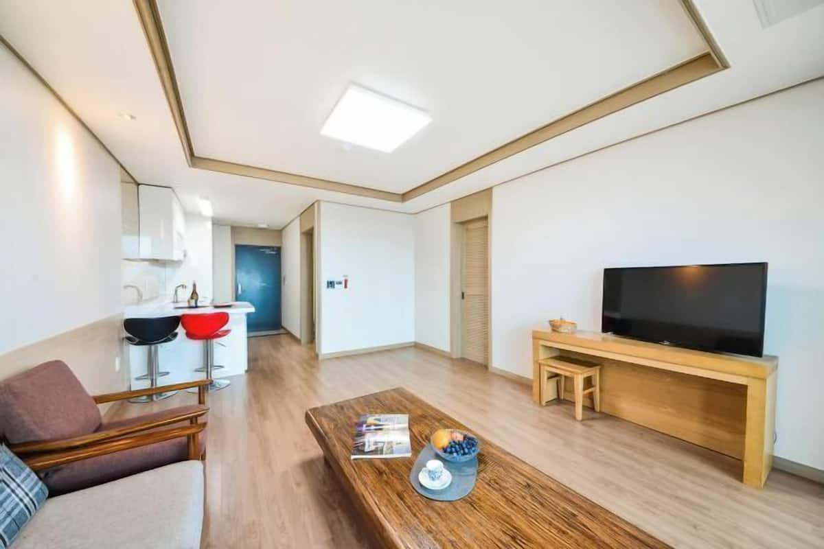 Living area | 40-inch flat-screen TV with cable channels, TV, heated floors