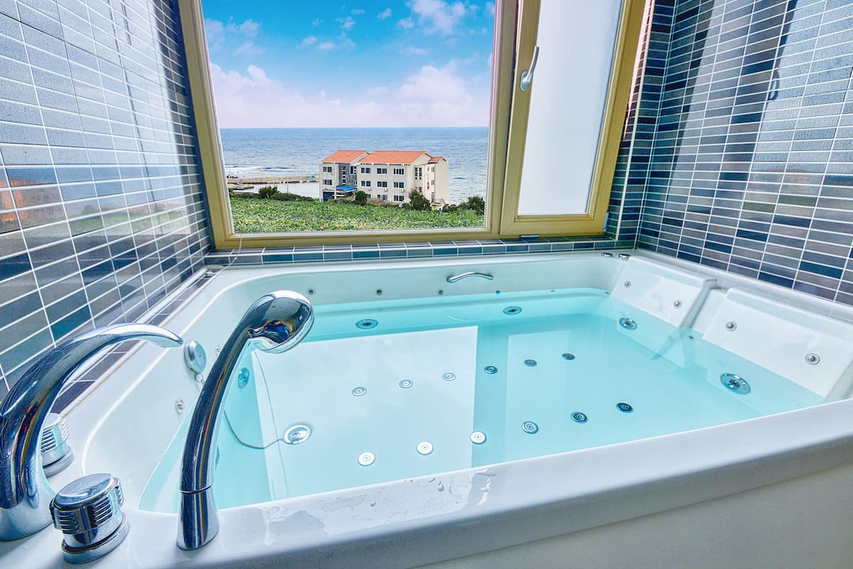 Honeymoon suite, 1 tweepersoonsbed, bubbelbad, uitzicht op zee | 3 slaapkamers, luxe beddengoed, individueel gedecoreerd