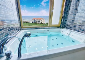 Suite luna di miele, 1 letto matrimoniale, idromassaggio, vista oceano | 3 camere, biancheria da letto di alta qualità, con stile personalizzato