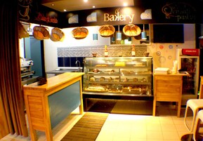 Se sirven desayunos, almuerzos y cenas; cocina local e internacional