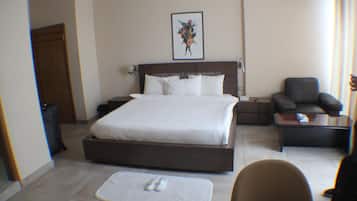 Hochwertige Bettwaren, Minibar, Schreibtisch, Verdunkelungsvorhänge