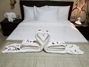 เครื่องนอนระดับพรีเมียม, มินิบาร์, โต๊ะทำงาน, ผ้าม่านกันแสง