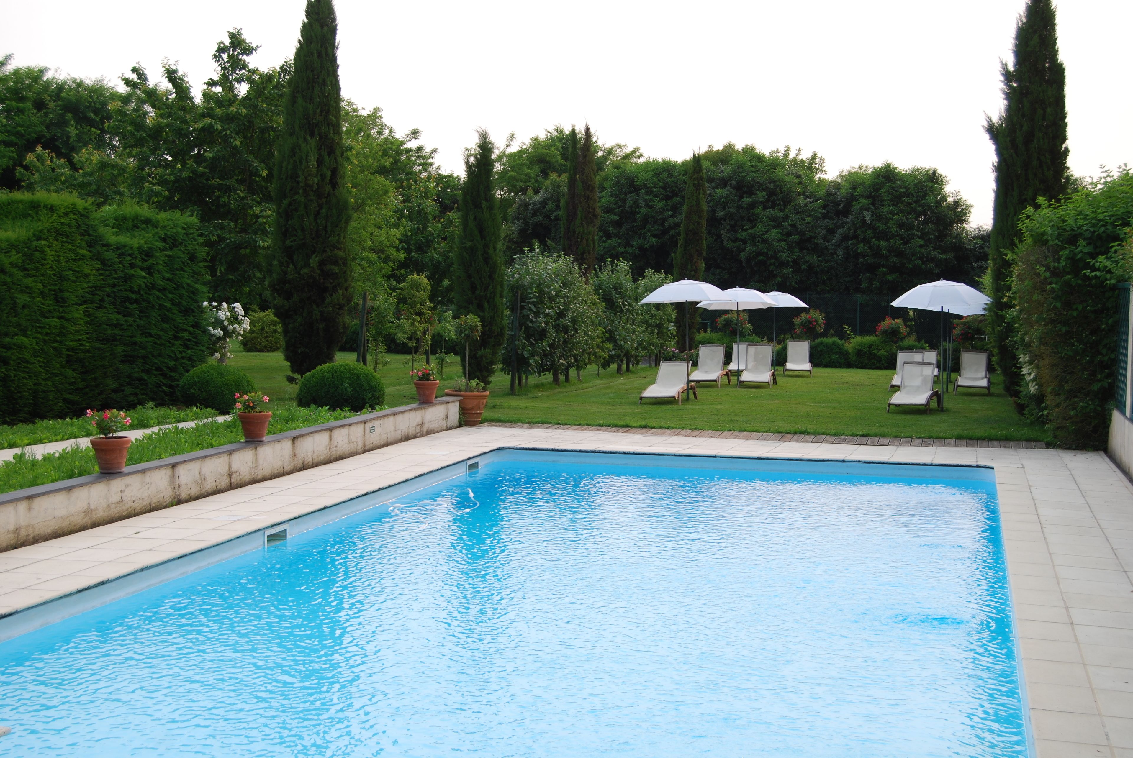 seasonal outdoor pool, pool umbrellas