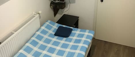 Single Room | Desk, free WiFi, bed sheets