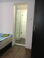 办公桌、免费 WiFi、床单