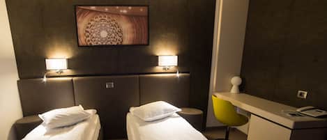 Kahden hengen standard-huone (yksi tai kaksi sänkyä) | Allergiatestatut vuodevaatteet, minibaari, tallelokero huoneessa