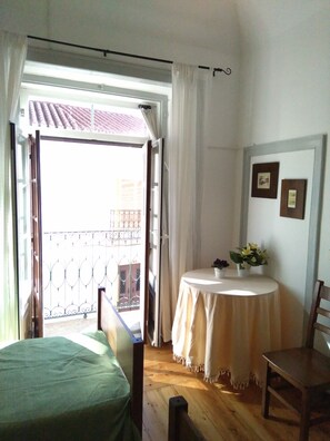 Familienzimmer, Balkon (A2) | Verdunkelungsvorhänge, kostenloses WLAN