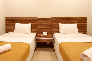 办公桌、折叠床/加床、免费 WiFi、床单