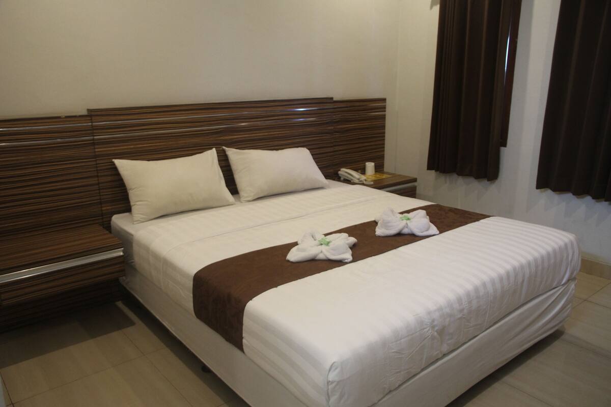 Superior Room | Desk, rollaway beds, WiFi (free), bed sheets