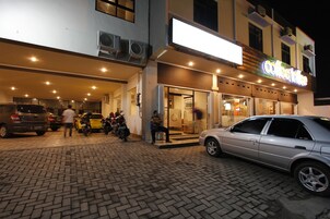 住宿正面 - 傍晚/夜晚