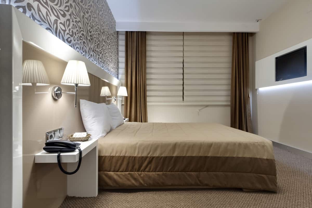 Chambre Triple Standard | Minibar, bureau, lits bébé (gratuits), Wi-Fi gratuit