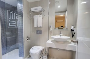 Standard Double or Twin Room | Bathroom | Shower, free toiletries, hair dryer, slippers - Sultan Hotel (Mersin)