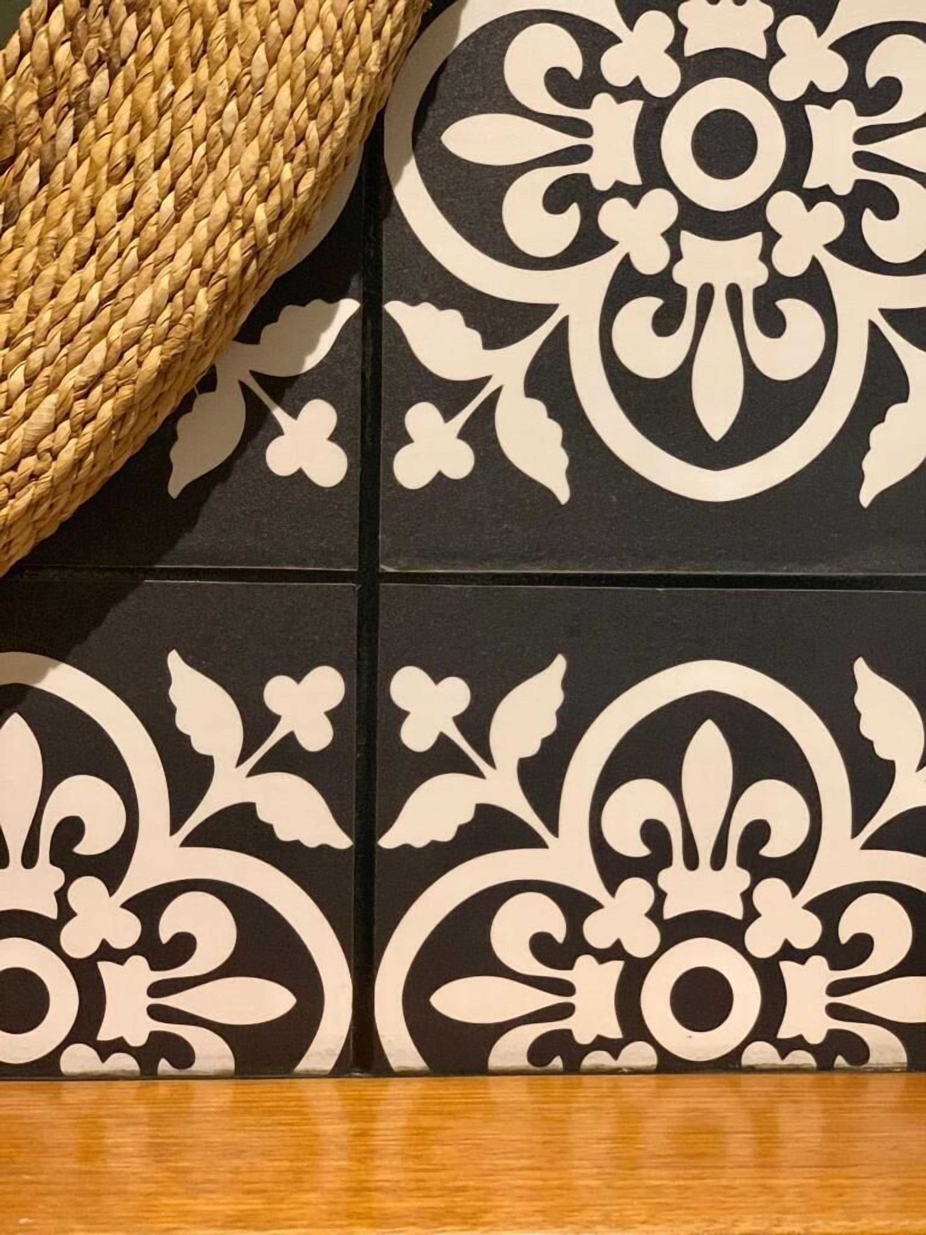 Une partie du sol est recouverte de carreaux noirs et blancs formant un motif, et un panier tressé se trouve sur la gauche.