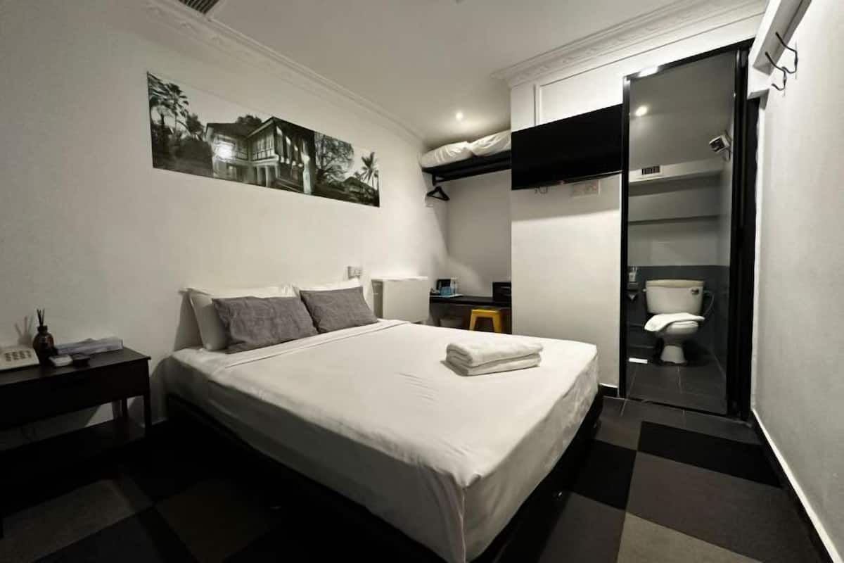 Minibar, in-room safe, iron/ironing board, free WiFi