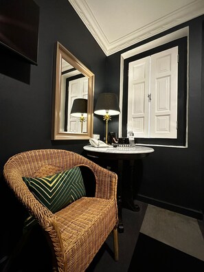 Premier Room | Minibar, in-room safe, iron/ironing board, free WiFi - Check-Inn at Little India (Singapore)