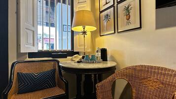 Signature Room | Minibar, in-room safe, iron/ironing board, free WiFi