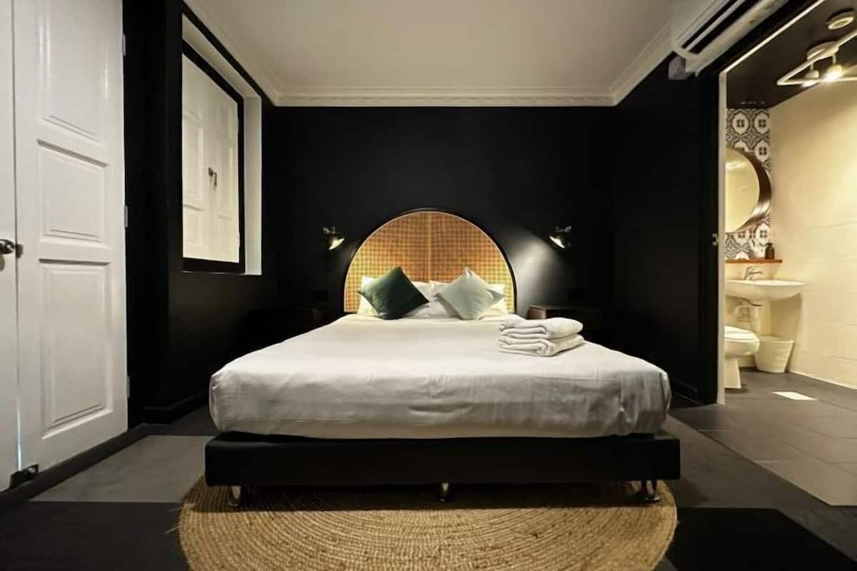 Minibar, in-room safe, iron/ironing board, free WiFi