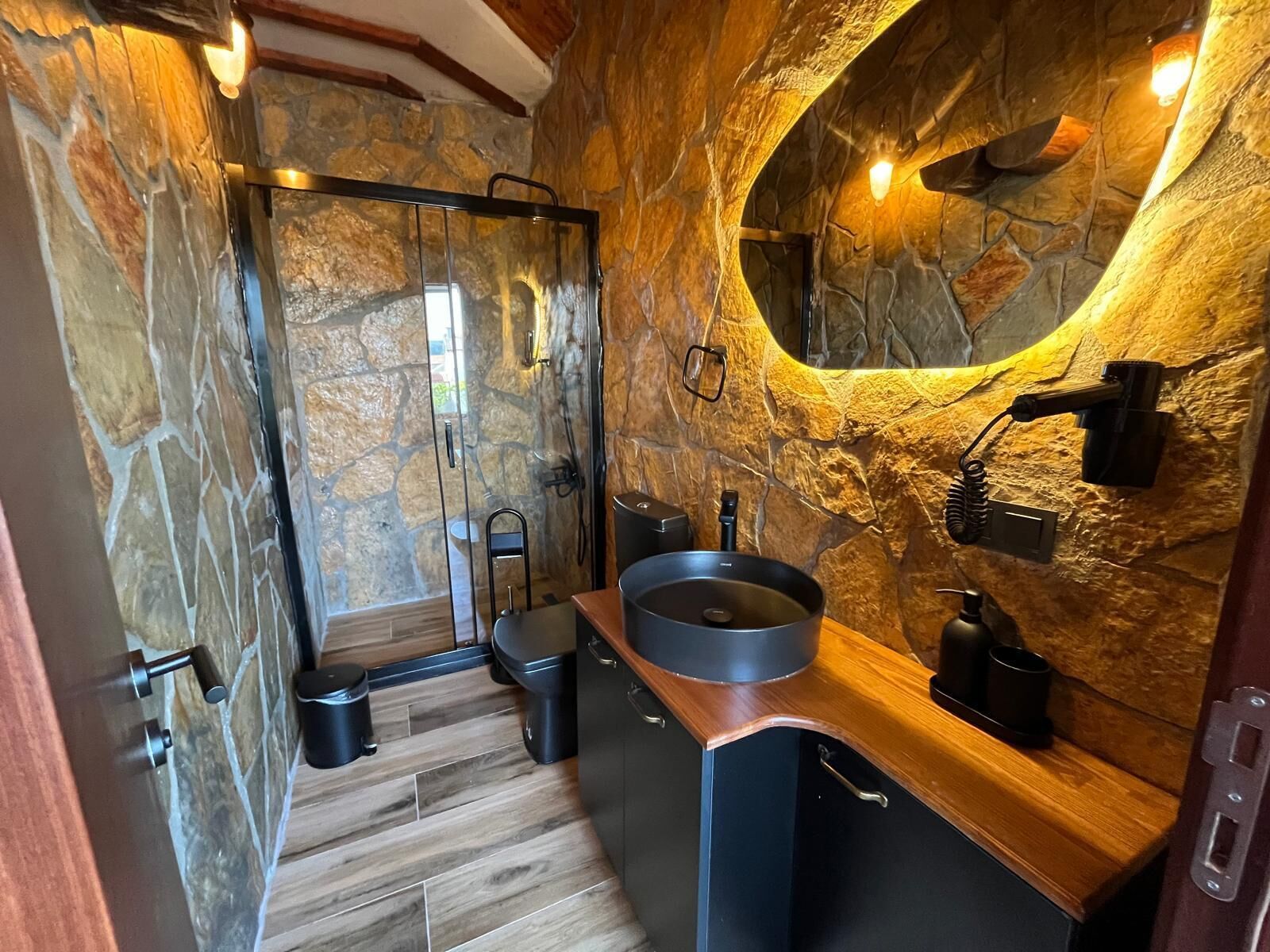 executive suite | bathroom | shower, free toiletries, hair dryer, slippers