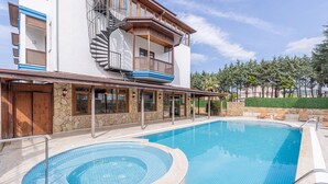 A two-story building with a swimming pool, stone walls, and a wooden balcony. - Olinda Hotel Agva (Sile)