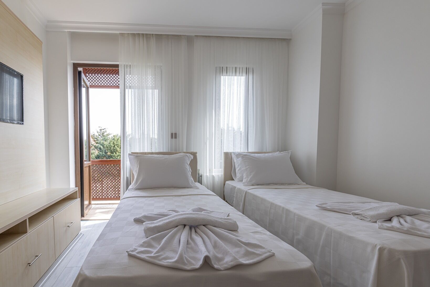 family room | egyptian cotton sheets, premium bedding, minibar, in-room safe