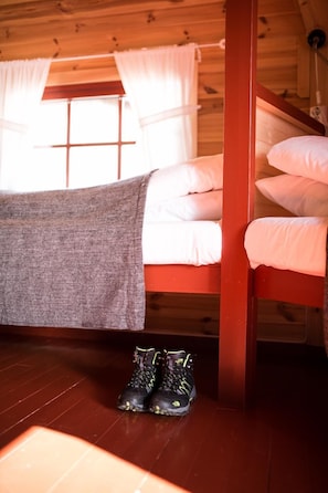 Desk, free cribs/infant beds - Vestvatn - Arctic Cabins (Bodo)