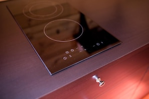 Fridge, stovetop, electric kettle, cookware/dishes/utensils - Vestvatn - Arctic Cabins (Bodo)