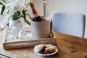 Petit-déjeuner et déjeuner servis sur place, spécialités Cuisine locale