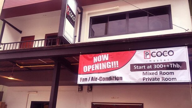 A hotel sign advertising a new opening with fan/air-condition, mixed room, and private room starting at 300+ Thb. - Picoco hostel (Koh Samui)