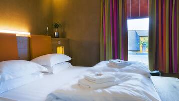 Business Room | Hypo-allergenic bedding, in-room safe, desk, laptop workspace