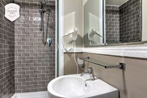 Standard Double Room | Bathroom | Free toiletries, hair dryer, bidet, towels - Ramé Suites (Bergamo)