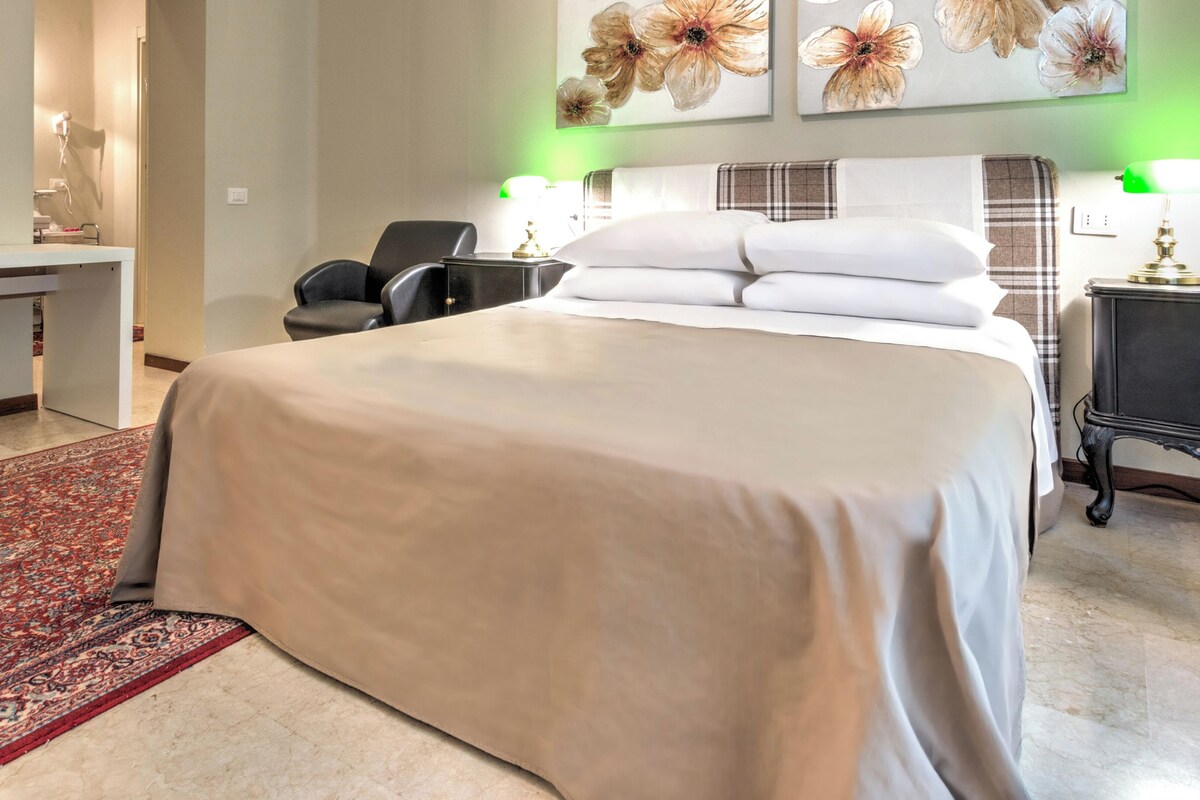 Minibar, coffres-forts dans les chambres, bureau, Wi-Fi gratuit