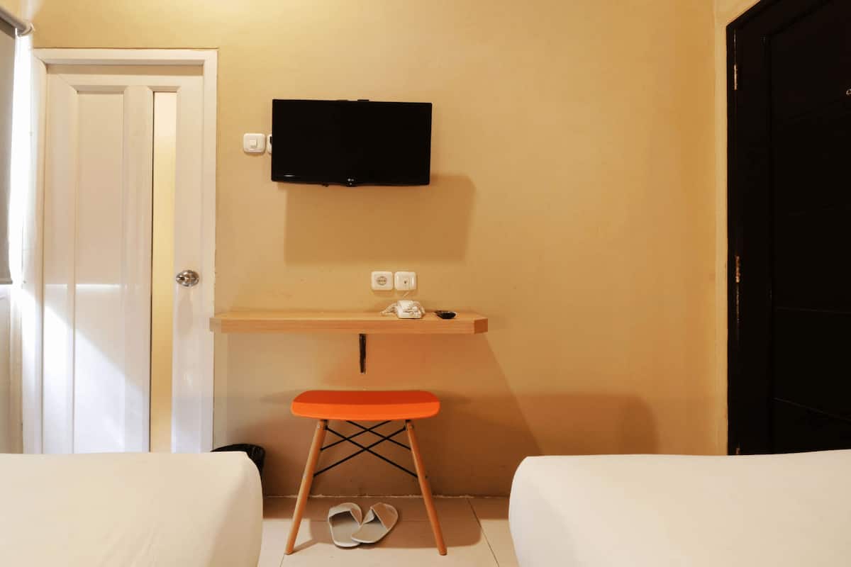 Een bureau, beddengoed