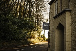 A road sign indicating Winyard's Gap. - Winyard's Gap Inn (Beaminster)
