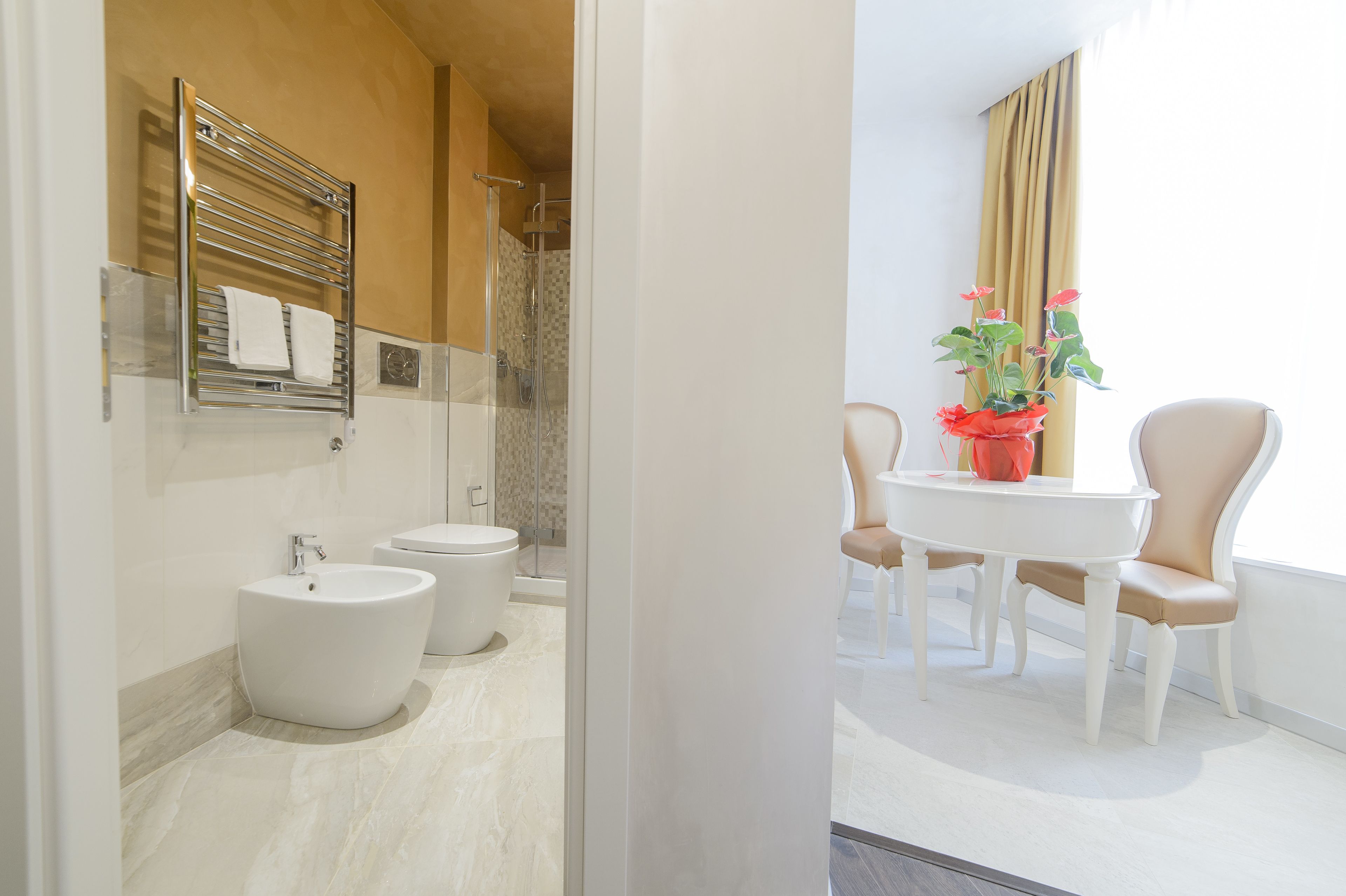 Une salle de bain moderne équipée d’un bidet, d’une douche à parois de verre et d’un meuble-lavabo avec un miroir.