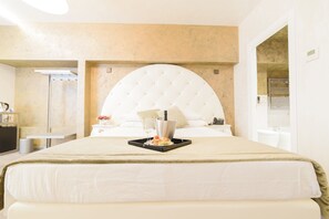Premium bedding, minibar, in-room safe, iron/ironing board - Hotel Vespasiano (Rome)