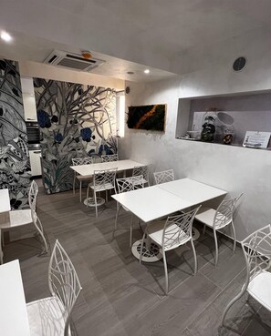 อาหารเช้าแบบคอนติเนนทัลทุกวัน (EUR 18 ต่อคน)