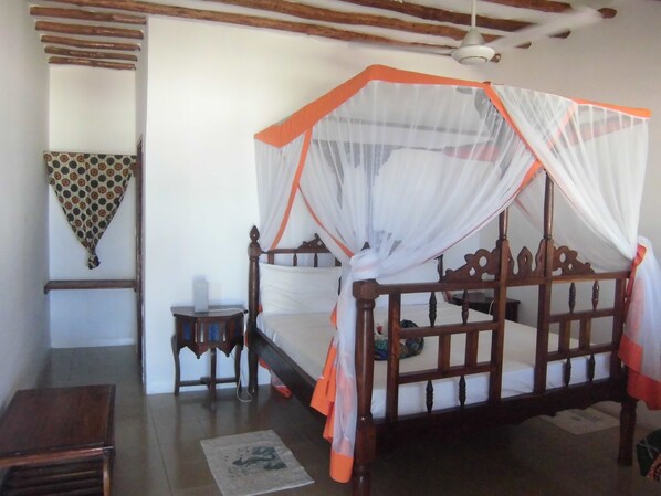 Double Comfort, 1 Queen Bed, Ocean View | 1 soverom, safe på rommet, individuelt dekorert og individuelt innredet