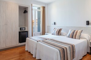Standard Quadruple Room | In-room safe, desk, blackout drapes, free cribs/infant beds - Hotel Mediodia (Madrid)