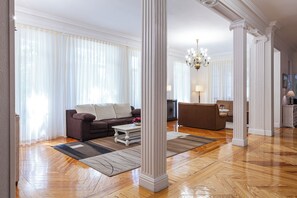 Lobby sitting area - Hotel Mediodia (Madrid)