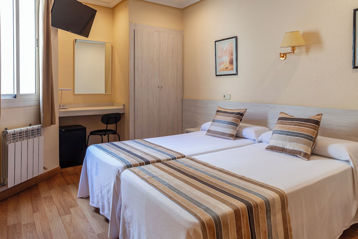 Habitación económica con 2 camas individuales, vistas al patio | Caja fuerte, escritorio, cortinas opacas y cunas gratuitas
